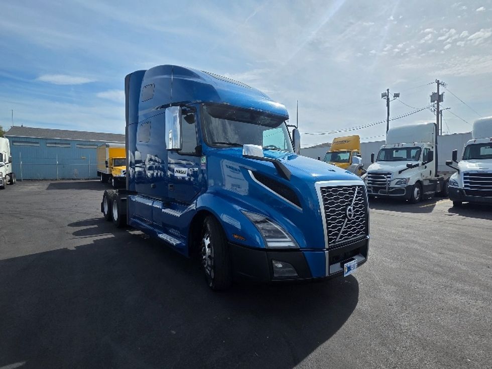 Sleeper Tractor-Heavy Duty Tractors-Volvo-2023-VNL64760-Spokane Valley-WA-482,451\n\t\tmiles-$ 94,000 - Image 1