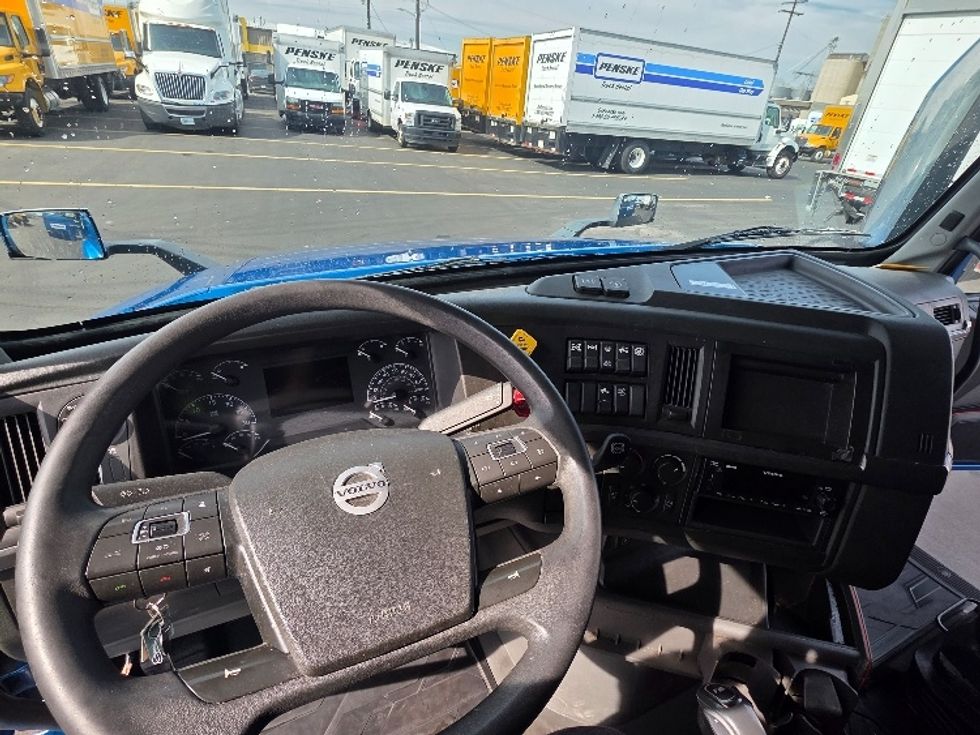 Sleeper Tractor-Heavy Duty Tractors-Volvo-2023-VNL64760-Spokane Valley-WA-482,451\n\t\tmiles-$ 94,000 - Image 11