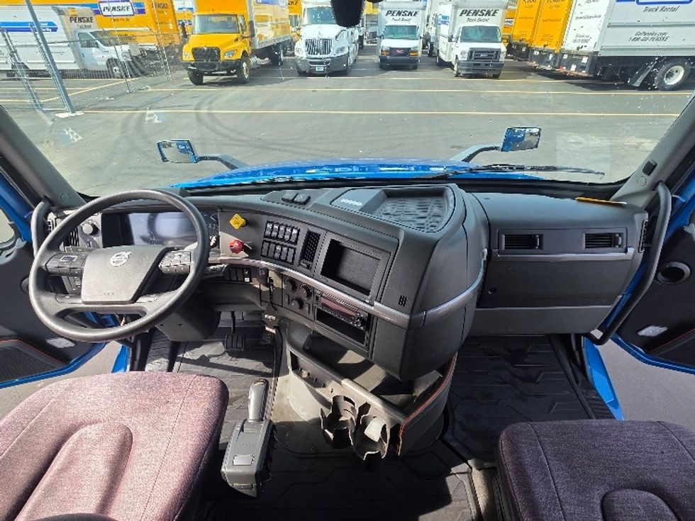 Sleeper Tractor-Heavy Duty Tractors-Volvo-2023-VNL64760-Spokane Valley-WA-482,451\n\t\tmiles-$ 94,000 - Image 12