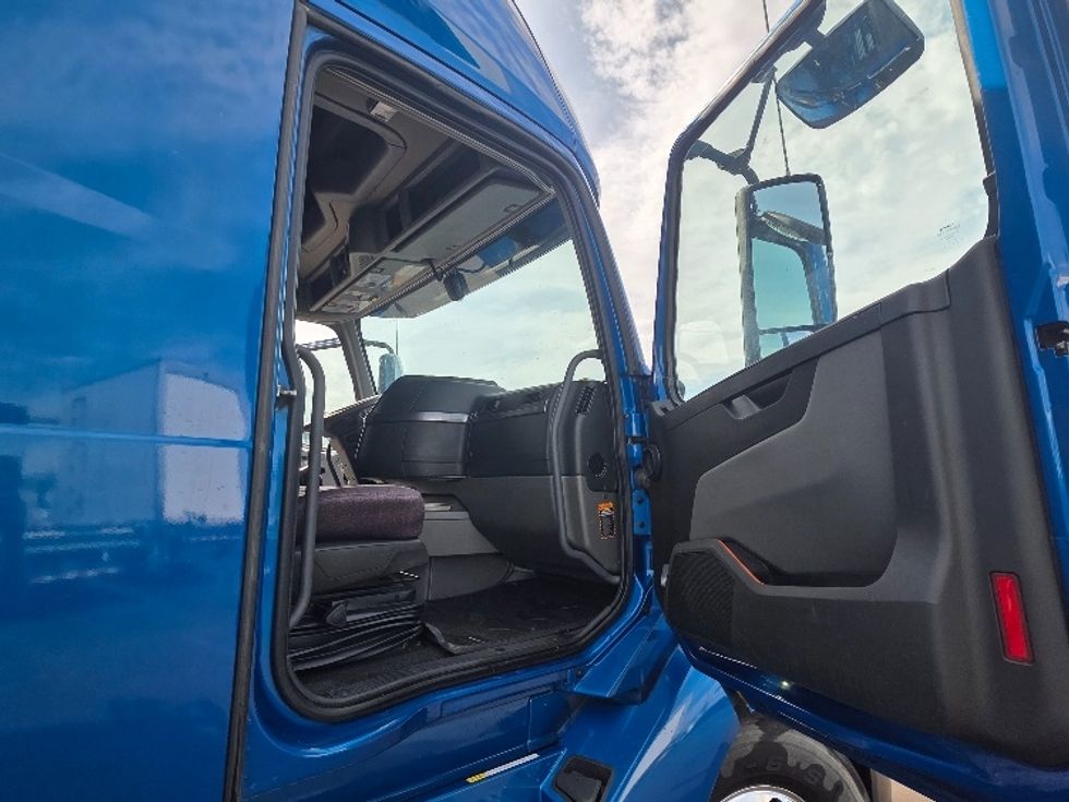 Sleeper Tractor-Heavy Duty Tractors-Volvo-2023-VNL64760-Spokane Valley-WA-482,451\n\t\tmiles-$ 94,000 - Image 13