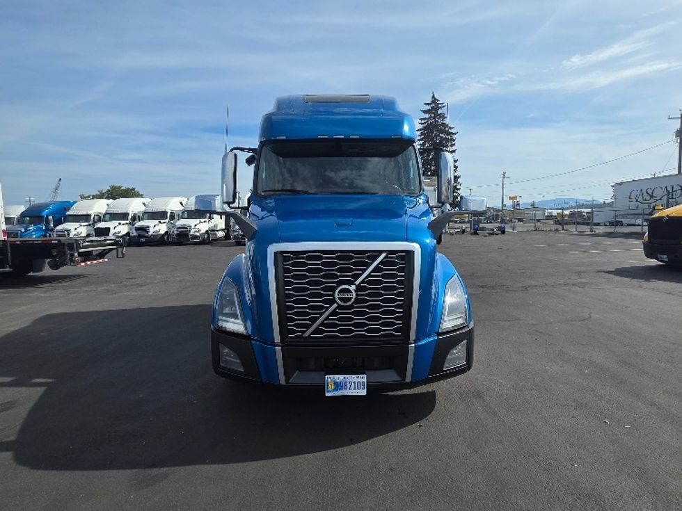 Sleeper Tractor-Heavy Duty Tractors-Volvo-2023-VNL64760-Spokane Valley-WA-482,451\n\t\tmiles-$ 94,000 - Image 2