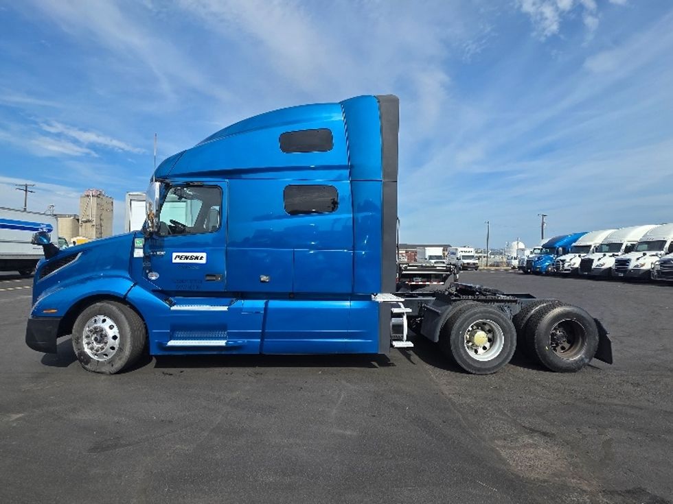 Sleeper Tractor-Heavy Duty Tractors-Volvo-2023-VNL64760-Spokane Valley-WA-482,451\n\t\tmiles-$ 94,000 - Image 4