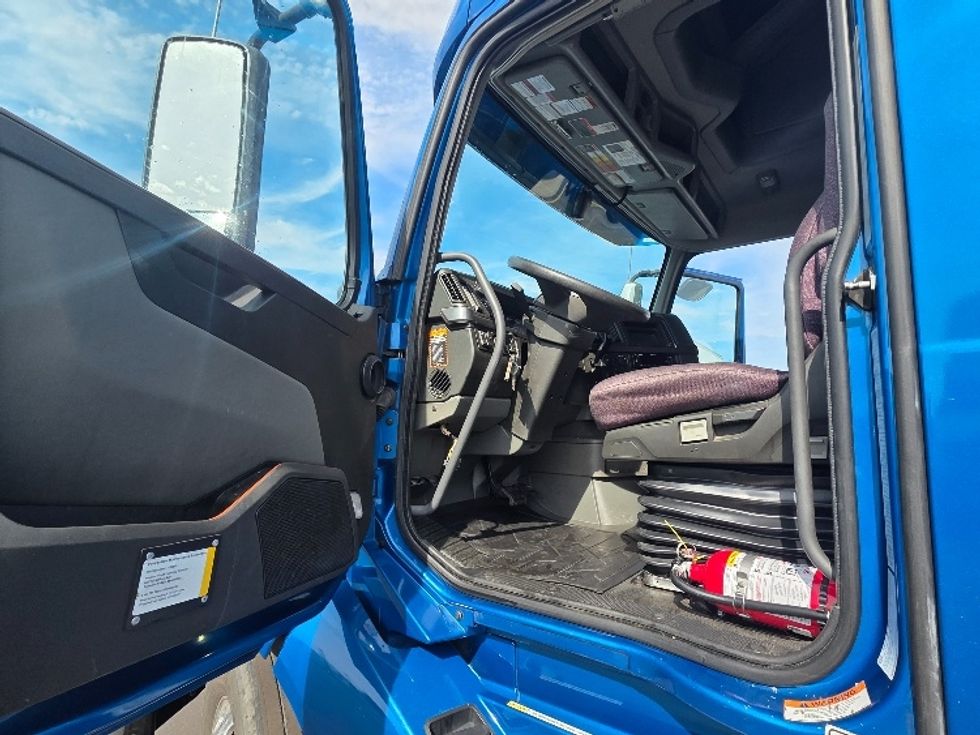 Sleeper Tractor-Heavy Duty Tractors-Volvo-2023-VNL64760-Spokane Valley-WA-482,451\n\t\tmiles-$ 94,000 - Image 9