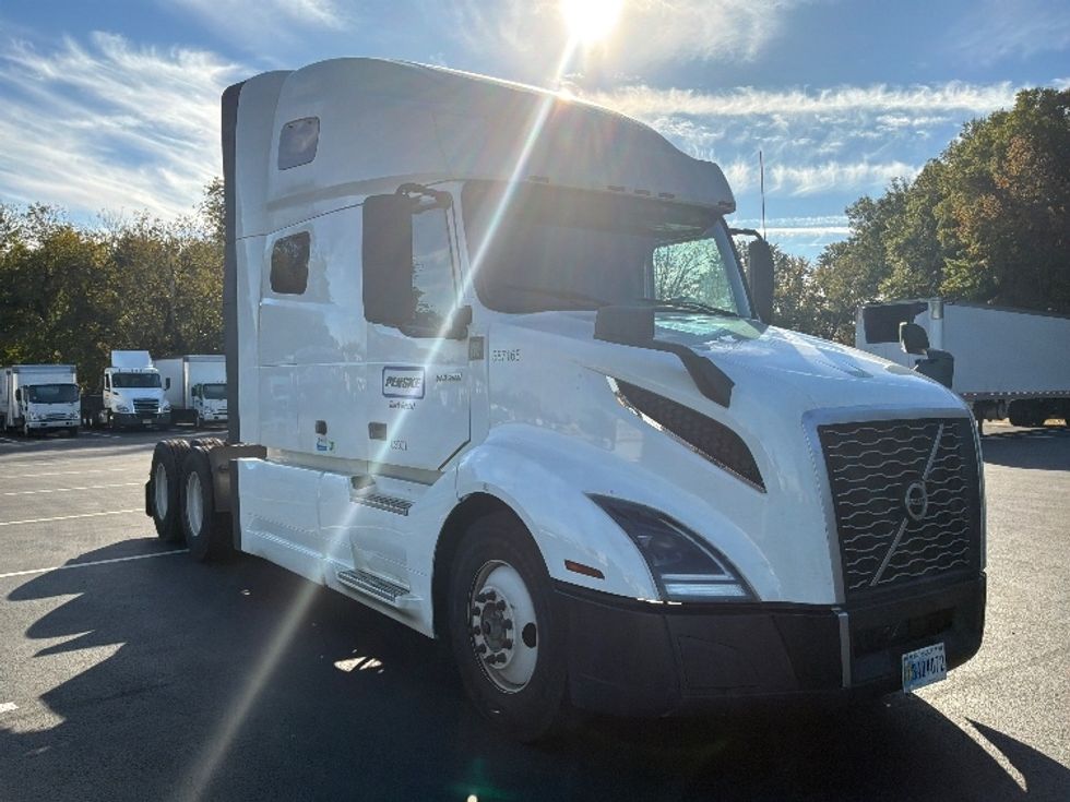 Sleeper Tractor-Heavy Duty Tractors-Volvo-2023-VNL64760-Swedesboro-NJ-435,998\n\t\tmiles-$ 88,250 - Image 1