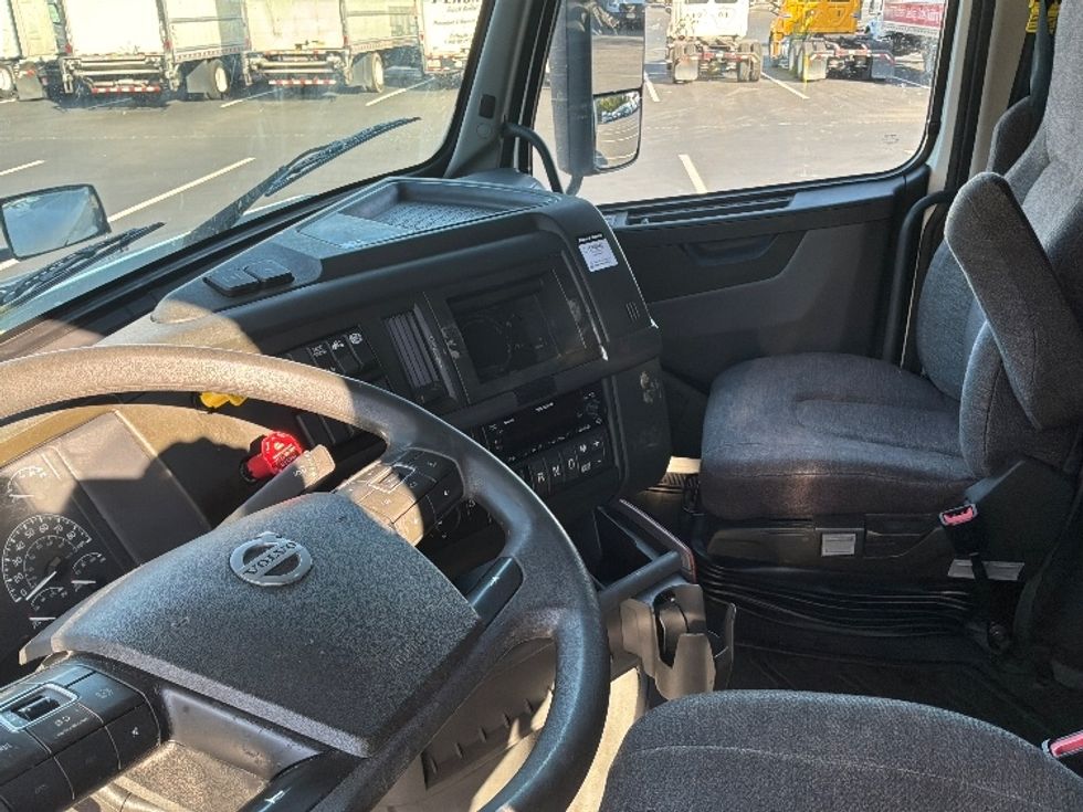 Sleeper Tractor-Heavy Duty Tractors-Volvo-2023-VNL64760-Swedesboro-NJ-435,998\n\t\tmiles-$ 88,250 - Image 10