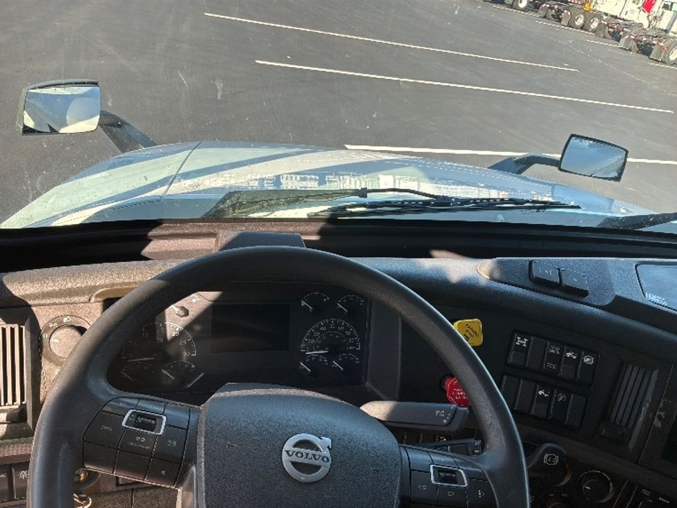 Sleeper Tractor-Heavy Duty Tractors-Volvo-2023-VNL64760-Swedesboro-NJ-435,998\n\t\tmiles-$ 88,250 - Image 11