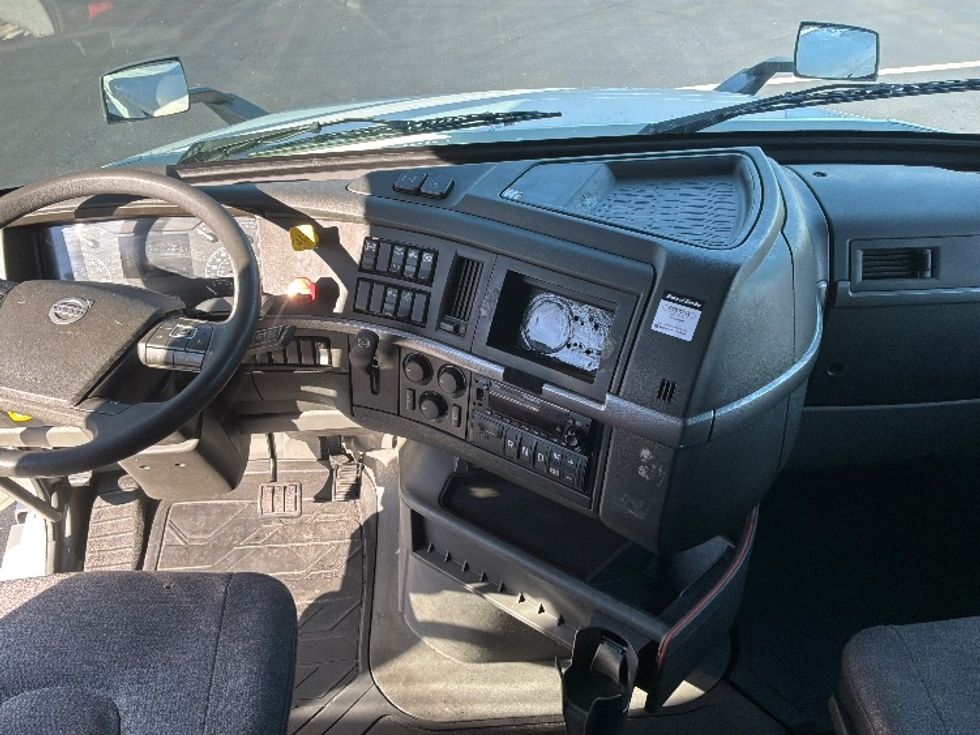 Sleeper Tractor-Heavy Duty Tractors-Volvo-2023-VNL64760-Swedesboro-NJ-435,998\n\t\tmiles-$ 88,250 - Image 12