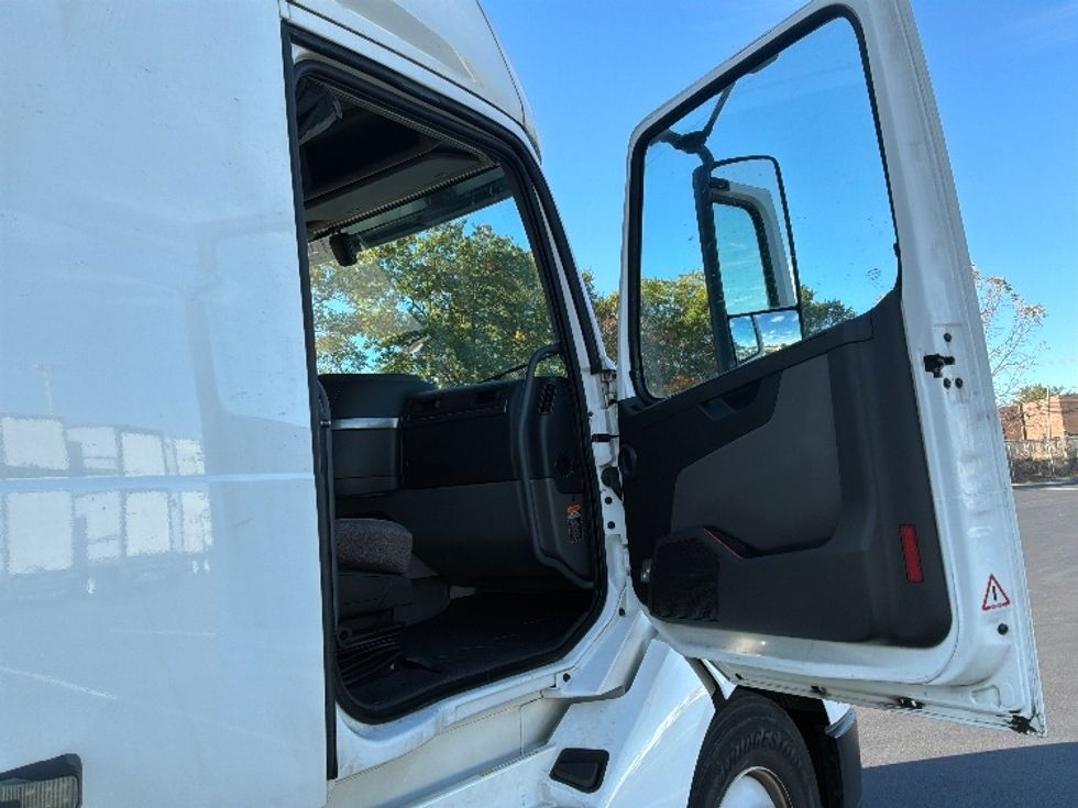 Sleeper Tractor-Heavy Duty Tractors-Volvo-2023-VNL64760-Swedesboro-NJ-435,998\n\t\tmiles-$ 88,250 - Image 13