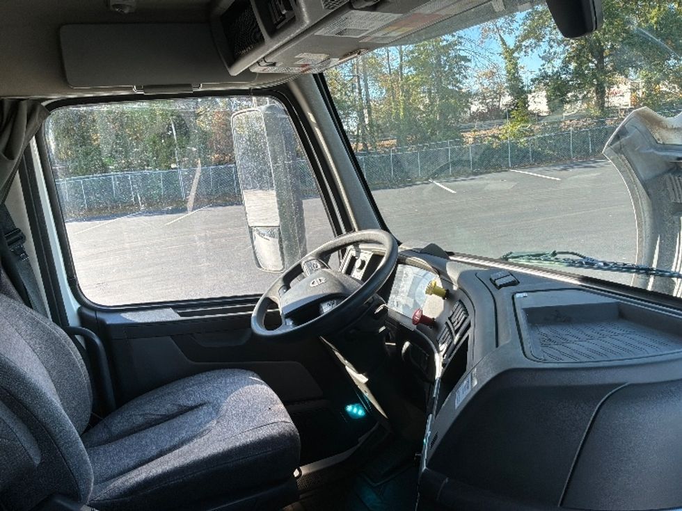 Sleeper Tractor-Heavy Duty Tractors-Volvo-2023-VNL64760-Swedesboro-NJ-435,998\n\t\tmiles-$ 88,250 - Image 15