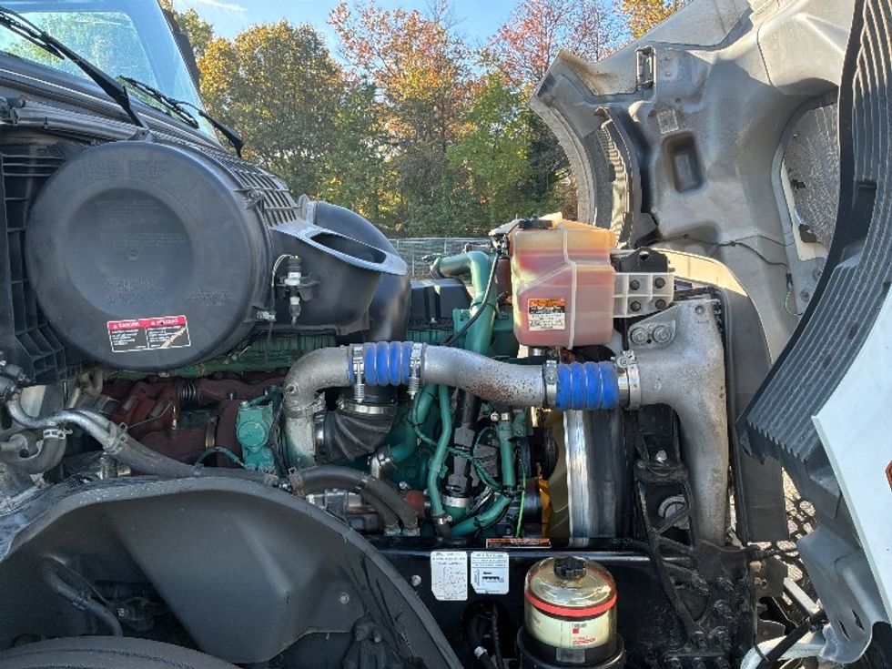 Sleeper Tractor-Heavy Duty Tractors-Volvo-2023-VNL64760-Swedesboro-NJ-435,998\n\t\tmiles-$ 88,250 - Image 20