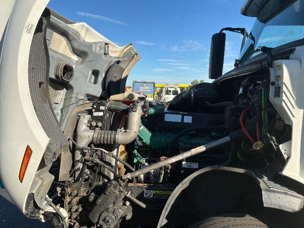 Sleeper Tractor-Heavy Duty Tractors-Volvo-2023-VNL64760-Swedesboro-NJ-435,998\n\t\tmiles-$ 88,250 - Image 21