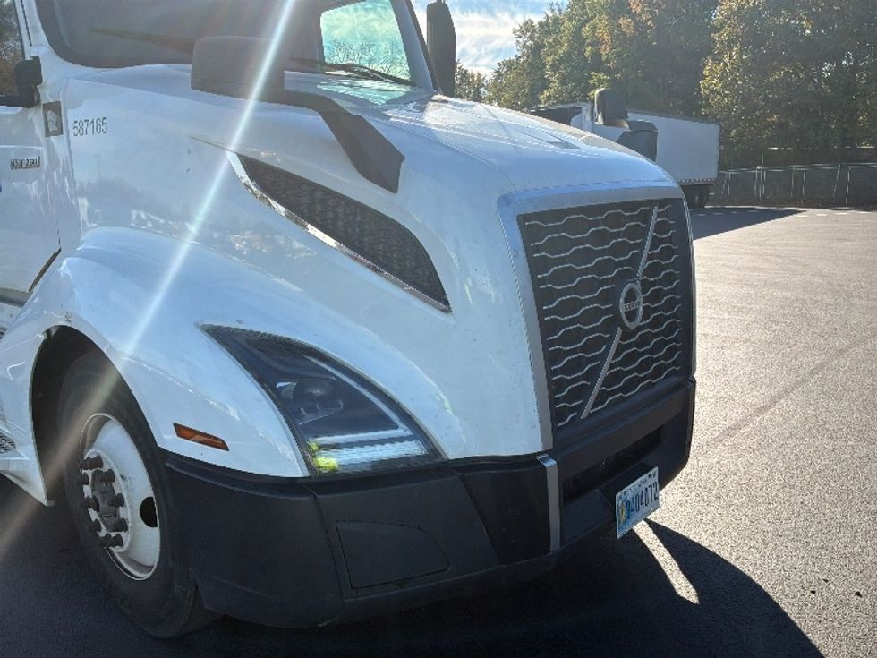 Sleeper Tractor-Heavy Duty Tractors-Volvo-2023-VNL64760-Swedesboro-NJ-435,998\n\t\tmiles-$ 88,250 - Image 24
