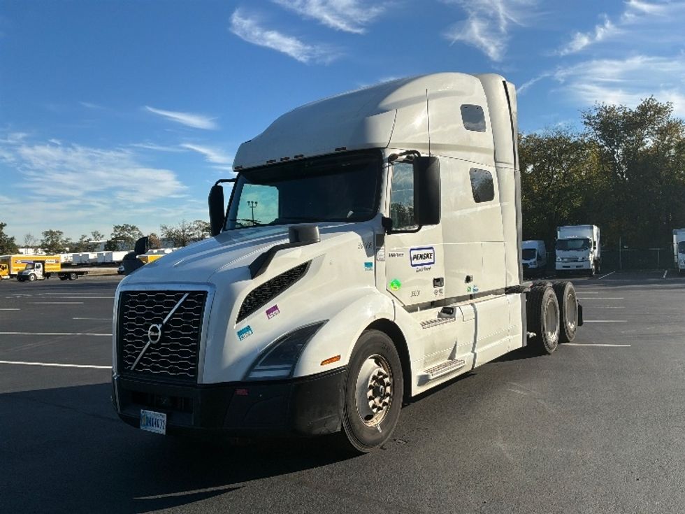 Sleeper Tractor-Heavy Duty Tractors-Volvo-2023-VNL64760-Swedesboro-NJ-435,998\n\t\tmiles-$ 88,250 - Image 3