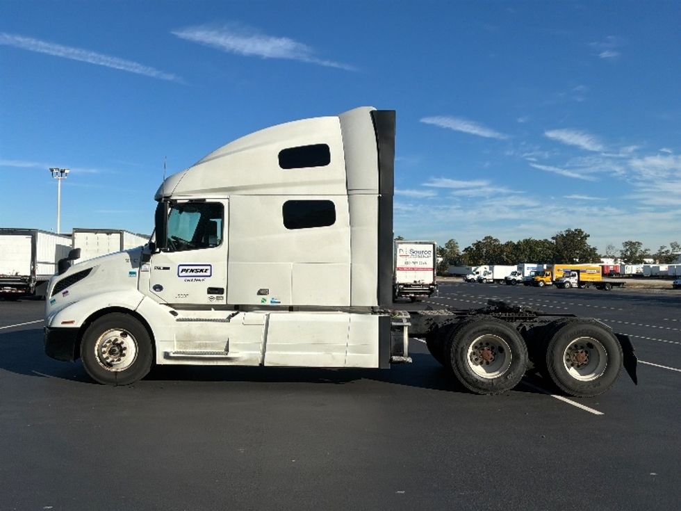 Sleeper Tractor-Heavy Duty Tractors-Volvo-2023-VNL64760-Swedesboro-NJ-435,998\n\t\tmiles-$ 88,250 - Image 4