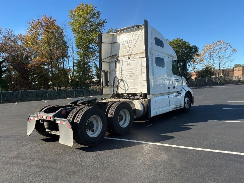 Sleeper Tractor-Heavy Duty Tractors-Volvo-2023-VNL64760-Swedesboro-NJ-435,998\n\t\tmiles-$ 88,250 - Image 7