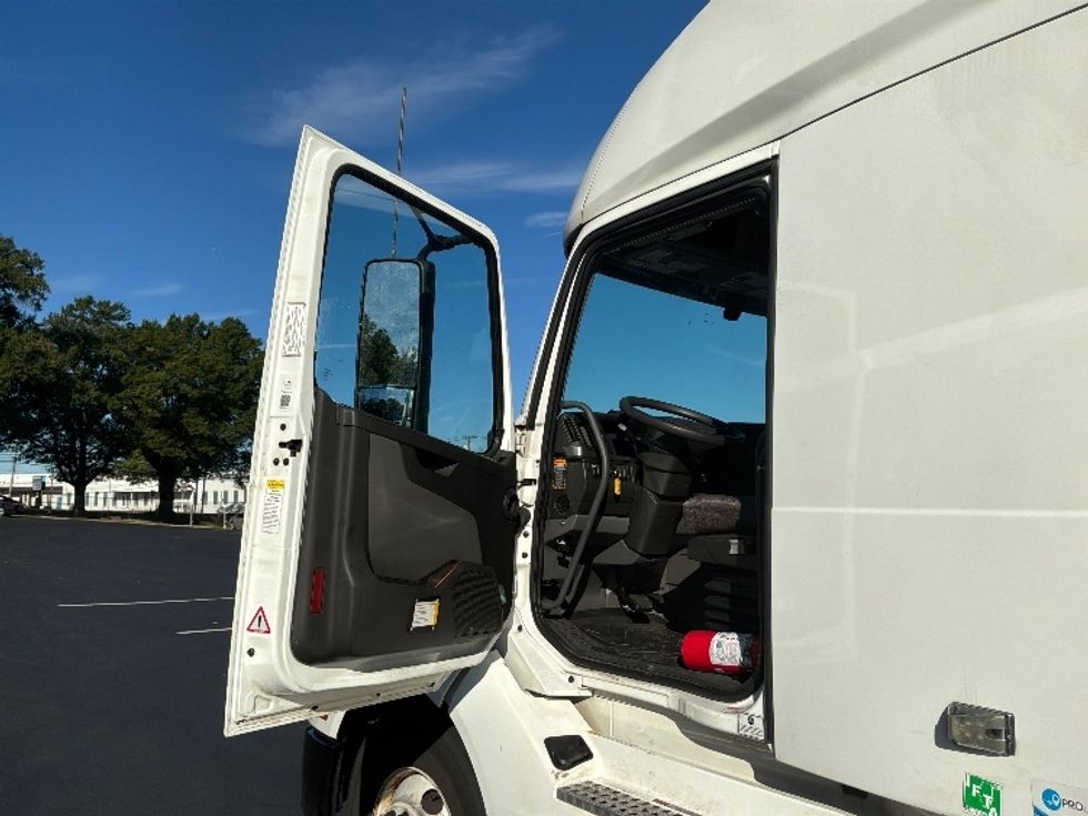Sleeper Tractor-Heavy Duty Tractors-Volvo-2023-VNL64760-Swedesboro-NJ-435,998\n\t\tmiles-$ 88,250 - Image 9