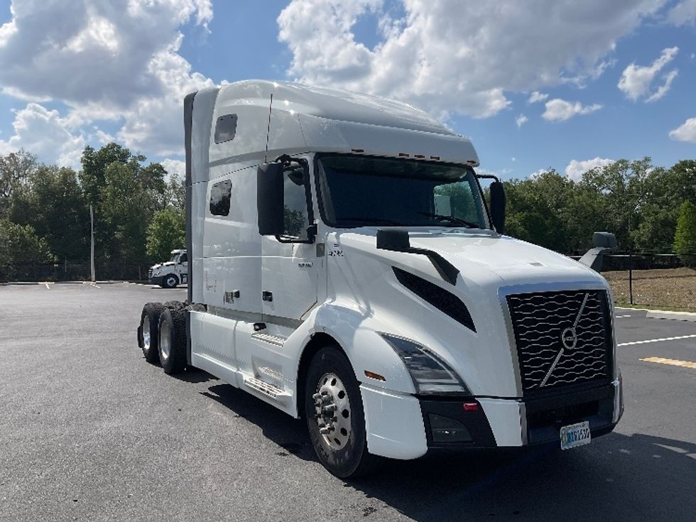 Sleeper Tractor-Heavy Duty Tractors-Volvo-2023-VNL64760-Tampa-FL-577,651\n\t\tmiles-$ 77,750 - Image 1