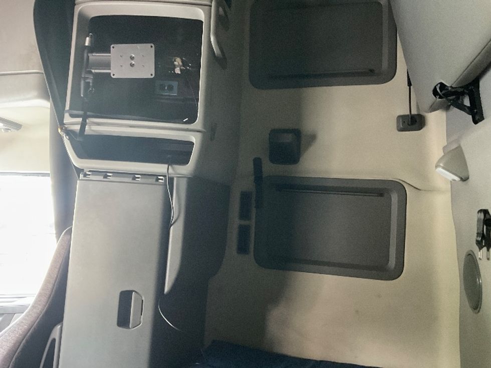 Sleeper Tractor-Heavy Duty Tractors-Volvo-2023-VNL64760-Tampa-FL-577,651\n\t\tmiles-$ 77,750 - Image 19