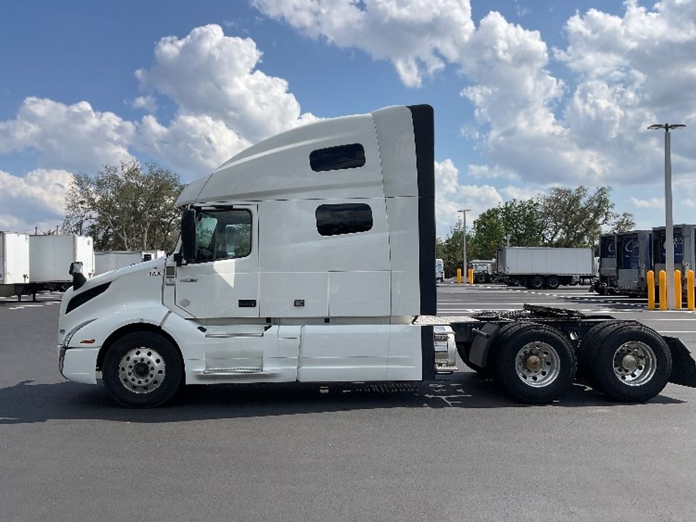 Sleeper Tractor-Heavy Duty Tractors-Volvo-2023-VNL64760-Tampa-FL-577,651\n\t\tmiles-$ 77,750 - Image 4