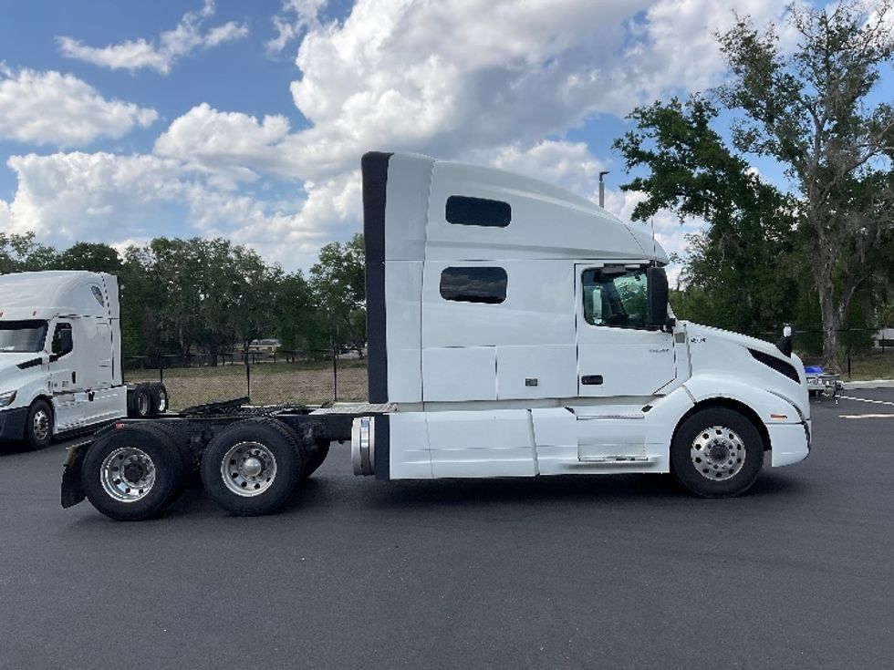 Sleeper Tractor-Heavy Duty Tractors-Volvo-2023-VNL64760-Tampa-FL-577,651\n\t\tmiles-$ 77,750 - Image 8