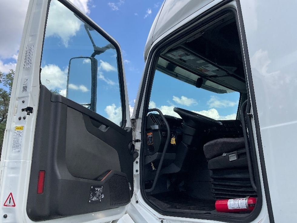 Sleeper Tractor-Heavy Duty Tractors-Volvo-2023-VNL64760-Tampa-FL-577,651\n\t\tmiles-$ 77,750 - Image 9