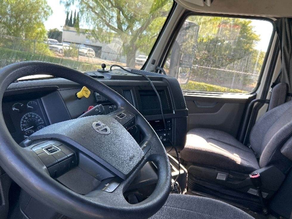 Sleeper Tractor-Heavy Duty Tractors-Volvo-2023-VNL64760-Torrance-CA-522,889\n\t\tmiles-$ 89,250 - Image 10