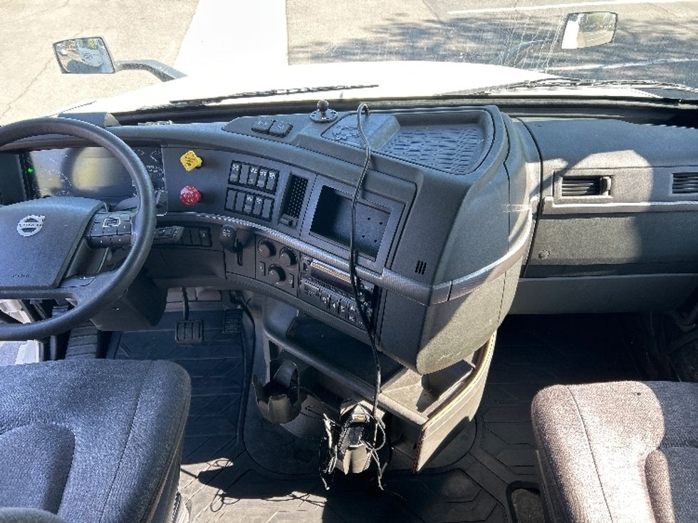 Sleeper Tractor-Heavy Duty Tractors-Volvo-2023-VNL64760-Torrance-CA-522,889\n\t\tmiles-$ 89,250 - Image 12