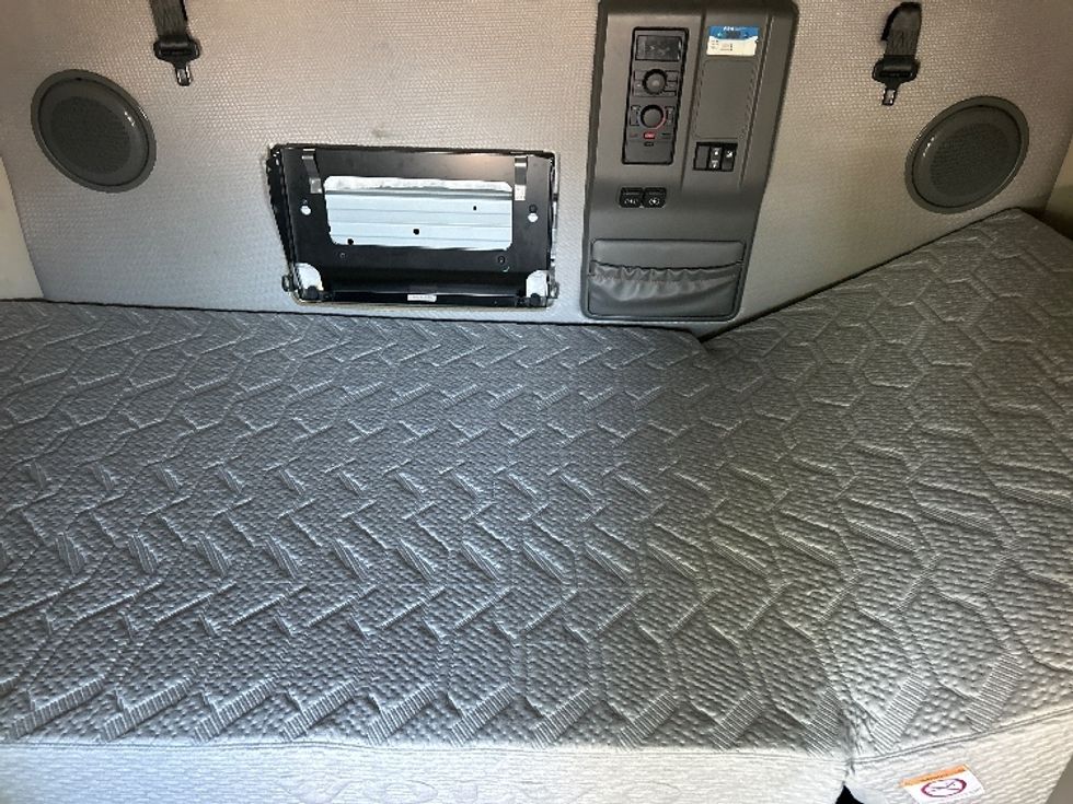 Sleeper Tractor-Heavy Duty Tractors-Volvo-2023-VNL64760-Torrance-CA-522,889\n\t\tmiles-$ 89,250 - Image 13