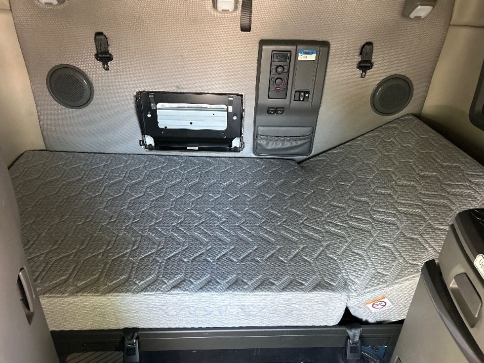 Sleeper Tractor-Heavy Duty Tractors-Volvo-2023-VNL64760-Torrance-CA-522,889\n\t\tmiles-$ 89,250 - Image 14