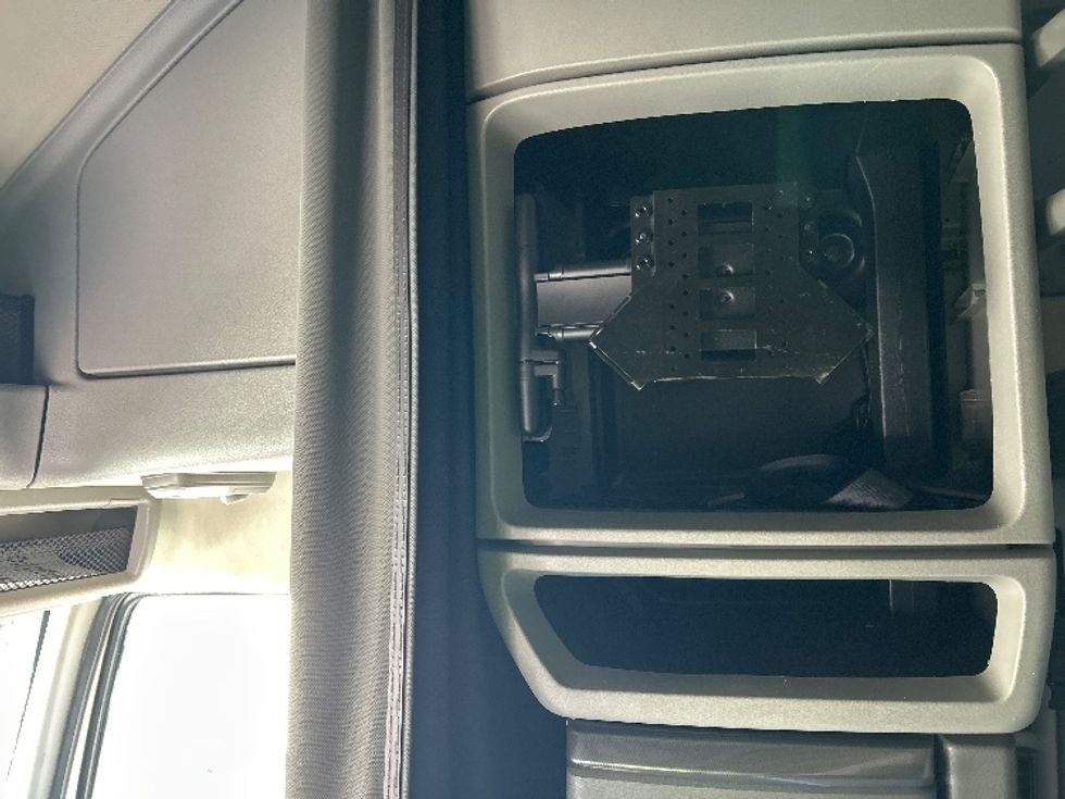 Sleeper Tractor-Heavy Duty Tractors-Volvo-2023-VNL64760-Torrance-CA-522,889\n\t\tmiles-$ 89,250 - Image 16