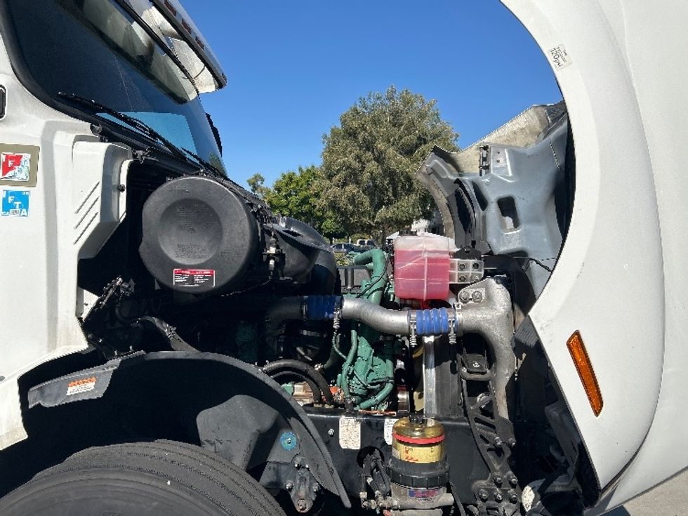 Sleeper Tractor-Heavy Duty Tractors-Volvo-2023-VNL64760-Torrance-CA-522,889\n\t\tmiles-$ 89,250 - Image 17