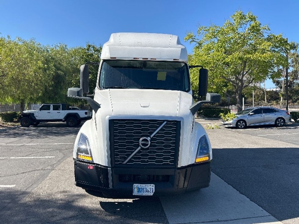 Sleeper Tractor-Heavy Duty Tractors-Volvo-2023-VNL64760-Torrance-CA-522,889\n\t\tmiles-$ 89,250 - Image 2