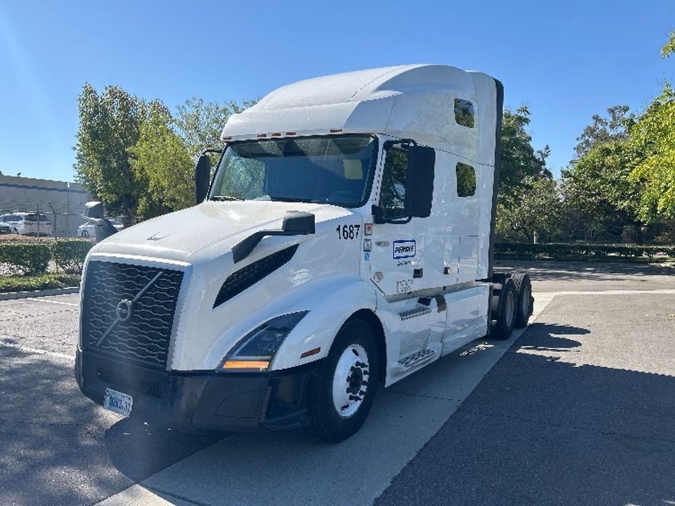 Sleeper Tractor-Heavy Duty Tractors-Volvo-2023-VNL64760-Torrance-CA-522,889\n\t\tmiles-$ 89,250 - Image 3