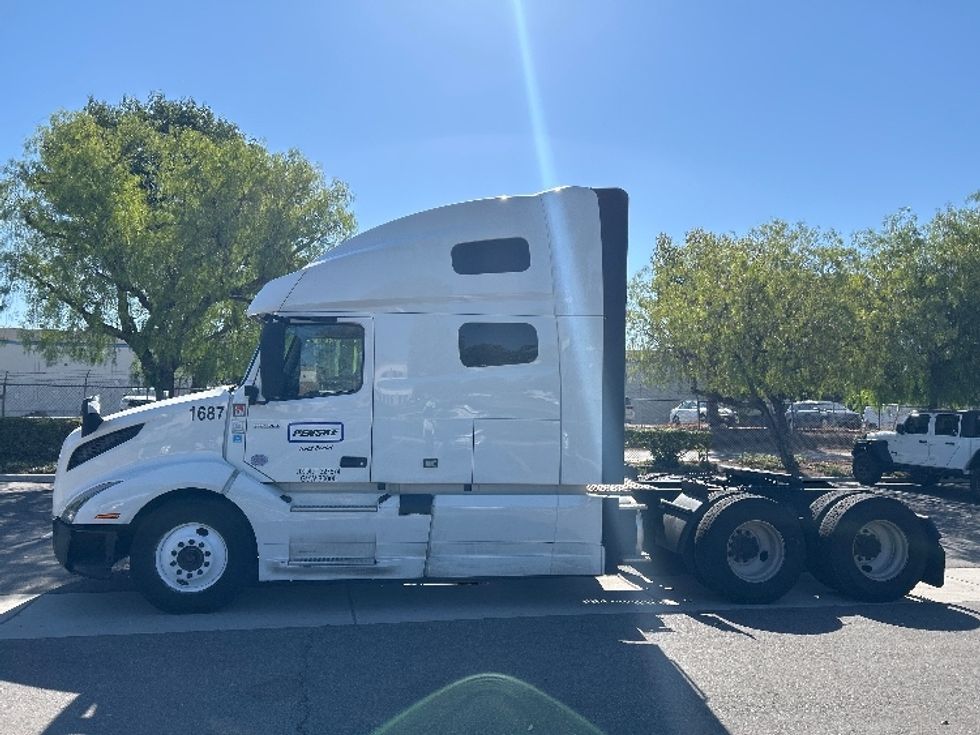 Sleeper Tractor-Heavy Duty Tractors-Volvo-2023-VNL64760-Torrance-CA-522,889\n\t\tmiles-$ 89,250 - Image 4