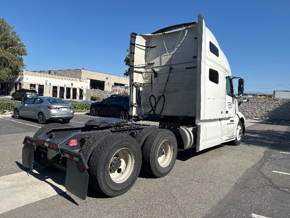Sleeper Tractor-Heavy Duty Tractors-Volvo-2023-VNL64760-Torrance-CA-522,889\n\t\tmiles-$ 89,250 - Image 7