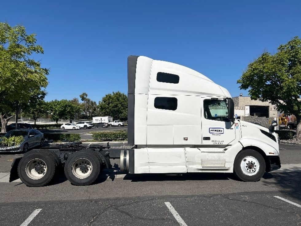 Sleeper Tractor-Heavy Duty Tractors-Volvo-2023-VNL64760-Torrance-CA-522,889\n\t\tmiles-$ 89,250 - Image 8