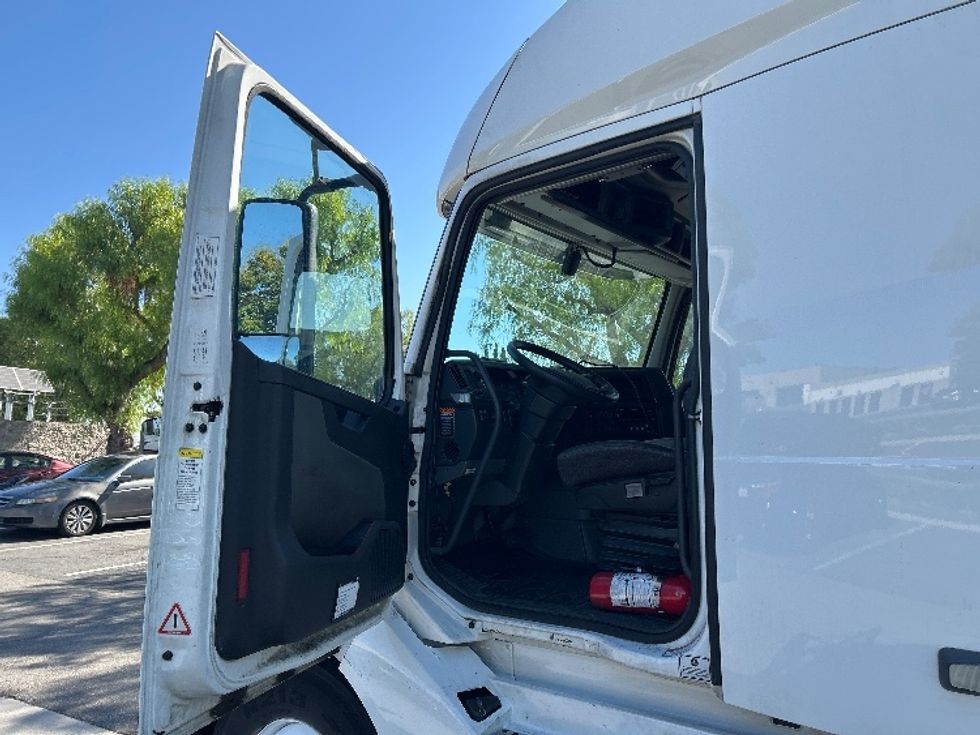 Sleeper Tractor-Heavy Duty Tractors-Volvo-2023-VNL64760-Torrance-CA-522,889\n\t\tmiles-$ 89,250 - Image 9