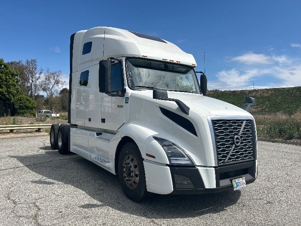 Sleeper Tractor-Heavy Duty Tractors-Volvo-2023-VNL64760-Torrance-CA-703,588\n\t\tmiles-$ 60,750 - Image 1