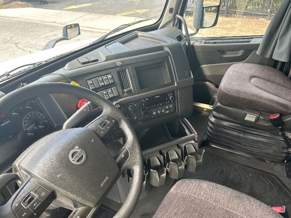 Sleeper Tractor-Heavy Duty Tractors-Volvo-2023-VNL64760-Torrance-CA-703,588\n\t\tmiles-$ 60,750 - Image 10