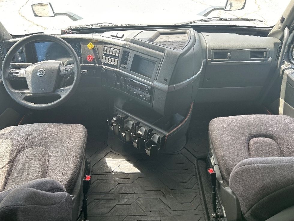 Sleeper Tractor-Heavy Duty Tractors-Volvo-2023-VNL64760-Torrance-CA-703,588\n\t\tmiles-$ 60,750 - Image 12