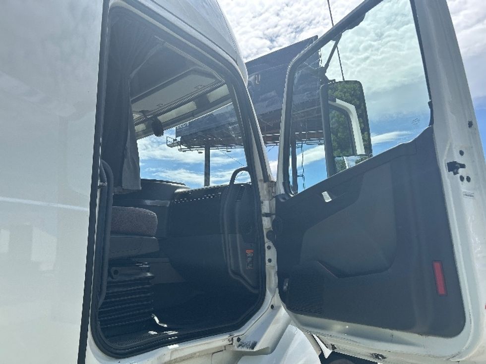 Sleeper Tractor-Heavy Duty Tractors-Volvo-2023-VNL64760-Torrance-CA-703,588\n\t\tmiles-$ 60,750 - Image 13
