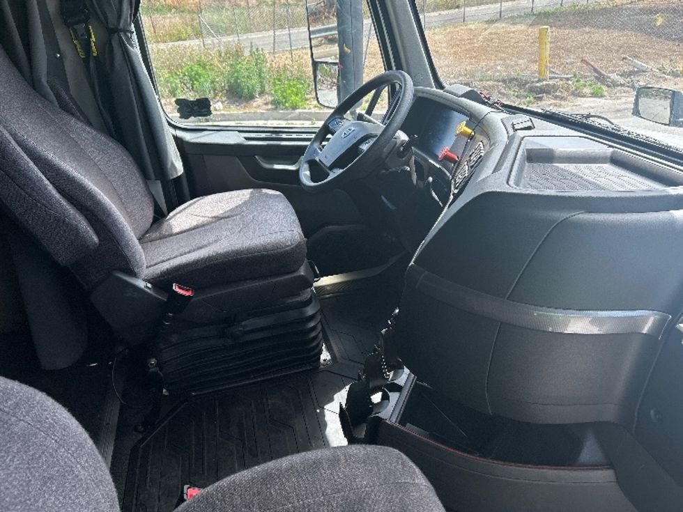 Sleeper Tractor-Heavy Duty Tractors-Volvo-2023-VNL64760-Torrance-CA-703,588\n\t\tmiles-$ 60,750 - Image 15