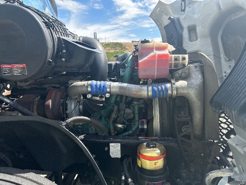 Sleeper Tractor-Heavy Duty Tractors-Volvo-2023-VNL64760-Torrance-CA-703,588\n\t\tmiles-$ 60,750 - Image 20