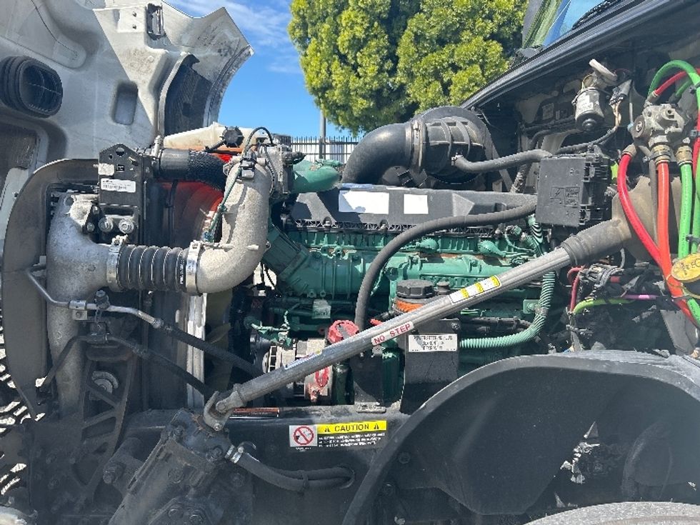 Sleeper Tractor-Heavy Duty Tractors-Volvo-2023-VNL64760-Torrance-CA-703,588\n\t\tmiles-$ 60,750 - Image 21