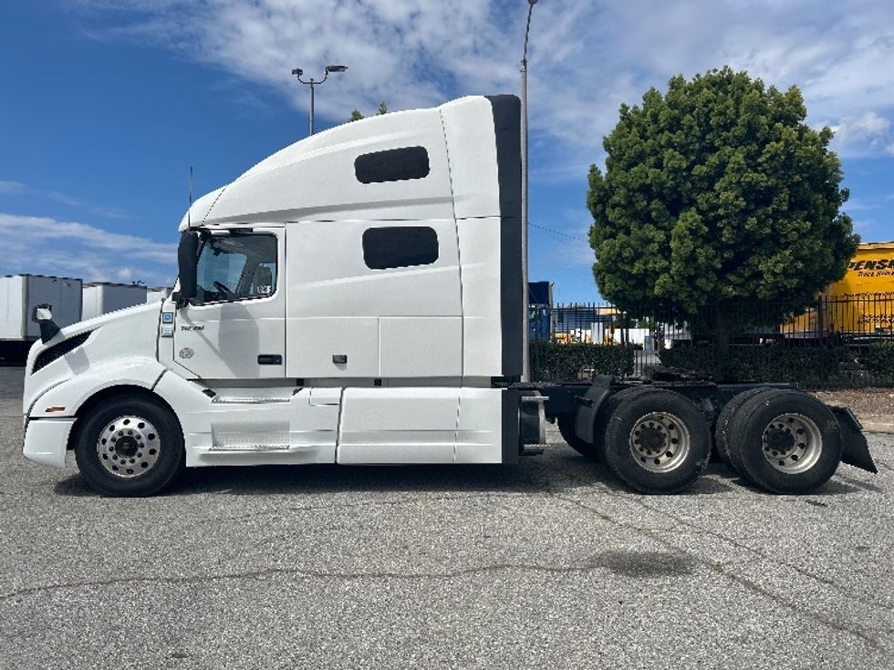 Sleeper Tractor-Heavy Duty Tractors-Volvo-2023-VNL64760-Torrance-CA-703,588\n\t\tmiles-$ 60,750 - Image 4