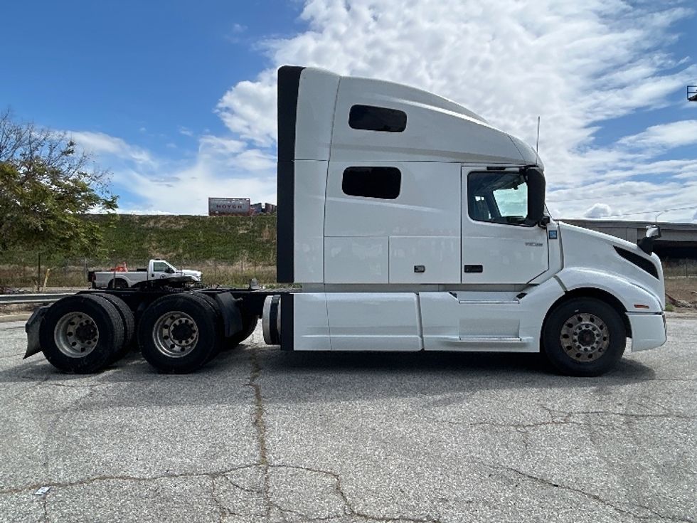 Sleeper Tractor-Heavy Duty Tractors-Volvo-2023-VNL64760-Torrance-CA-703,588\n\t\tmiles-$ 60,750 - Image 8