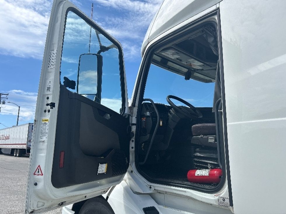 Sleeper Tractor-Heavy Duty Tractors-Volvo-2023-VNL64760-Torrance-CA-703,588\n\t\tmiles-$ 60,750 - Image 9