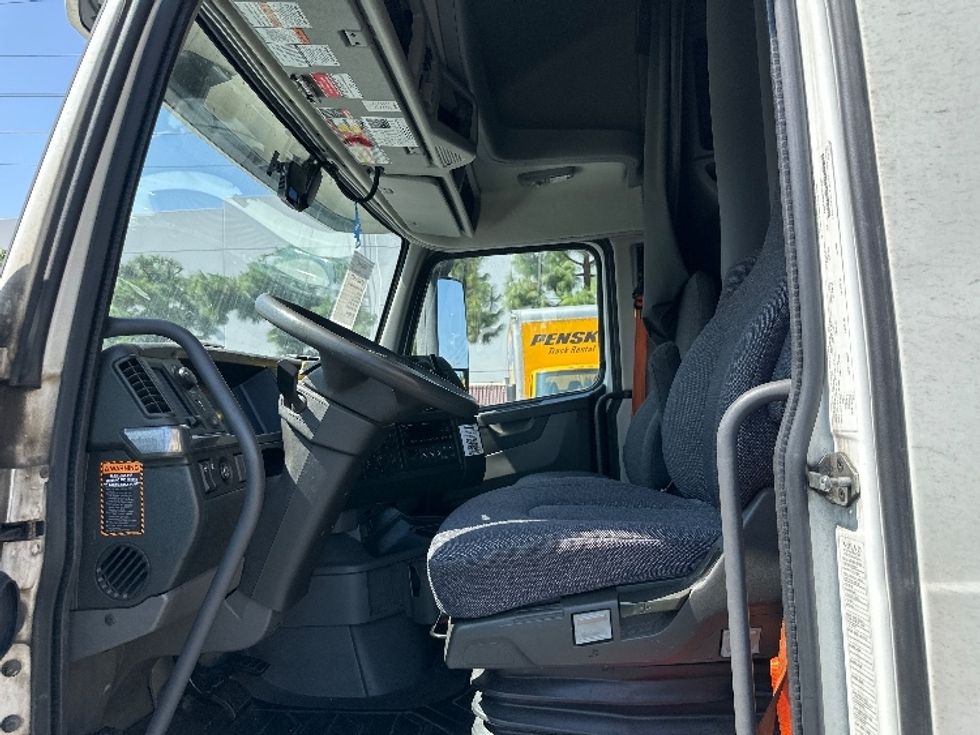 Sleeper Tractor-Heavy Duty Tractors-Volvo-2023-VNL64760-Torrance-CA-710,387\n\t\tmiles-$ 69,750 - Image 10