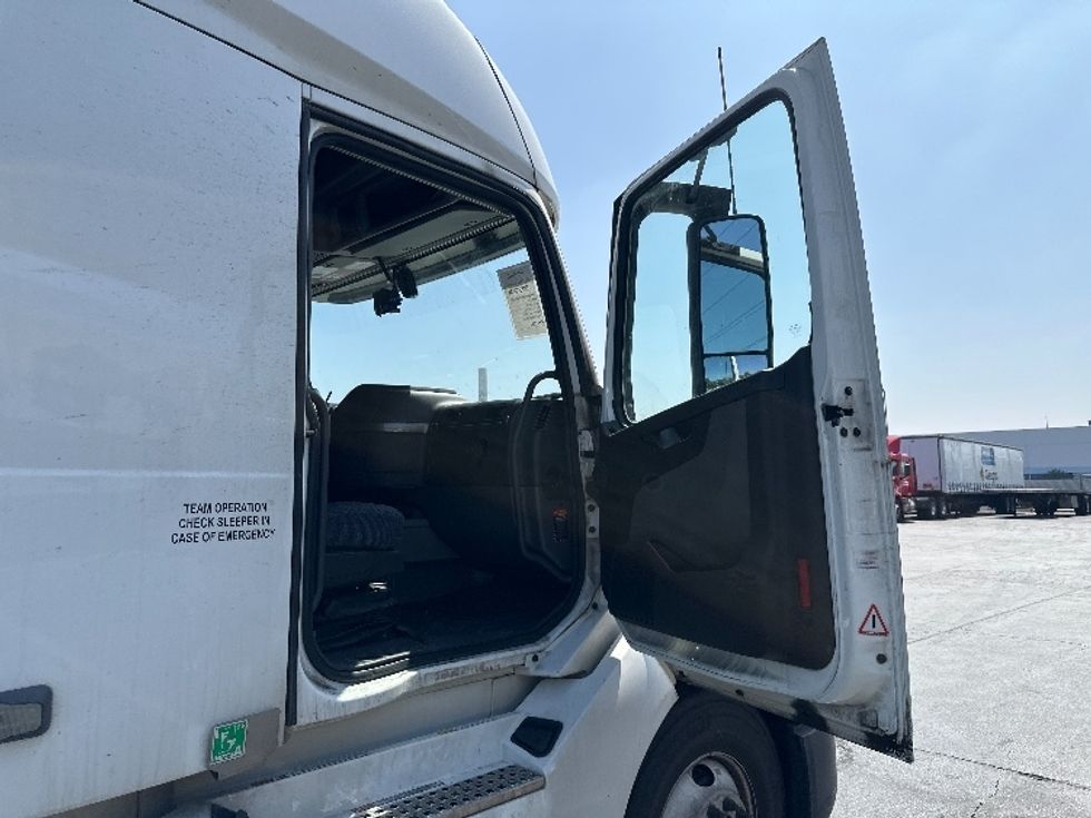 Sleeper Tractor-Heavy Duty Tractors-Volvo-2023-VNL64760-Torrance-CA-710,387\n\t\tmiles-$ 69,750 - Image 13