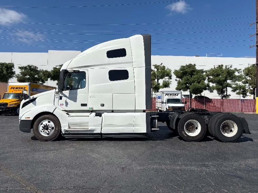 Sleeper Tractor-Heavy Duty Tractors-Volvo-2023-VNL64760-Torrance-CA-710,387\n\t\tmiles-$ 69,750 - Image 4